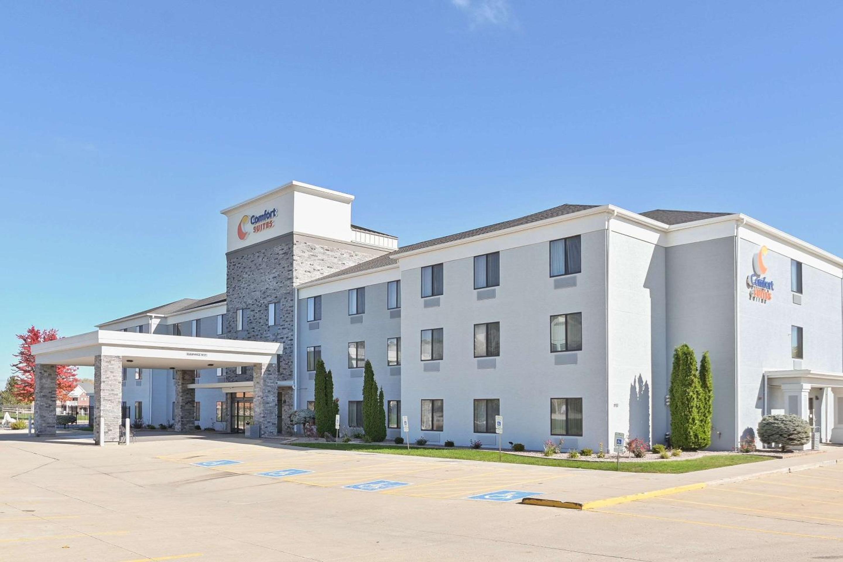 Comfort Suites Bloomington I-55 and I-74 view 2