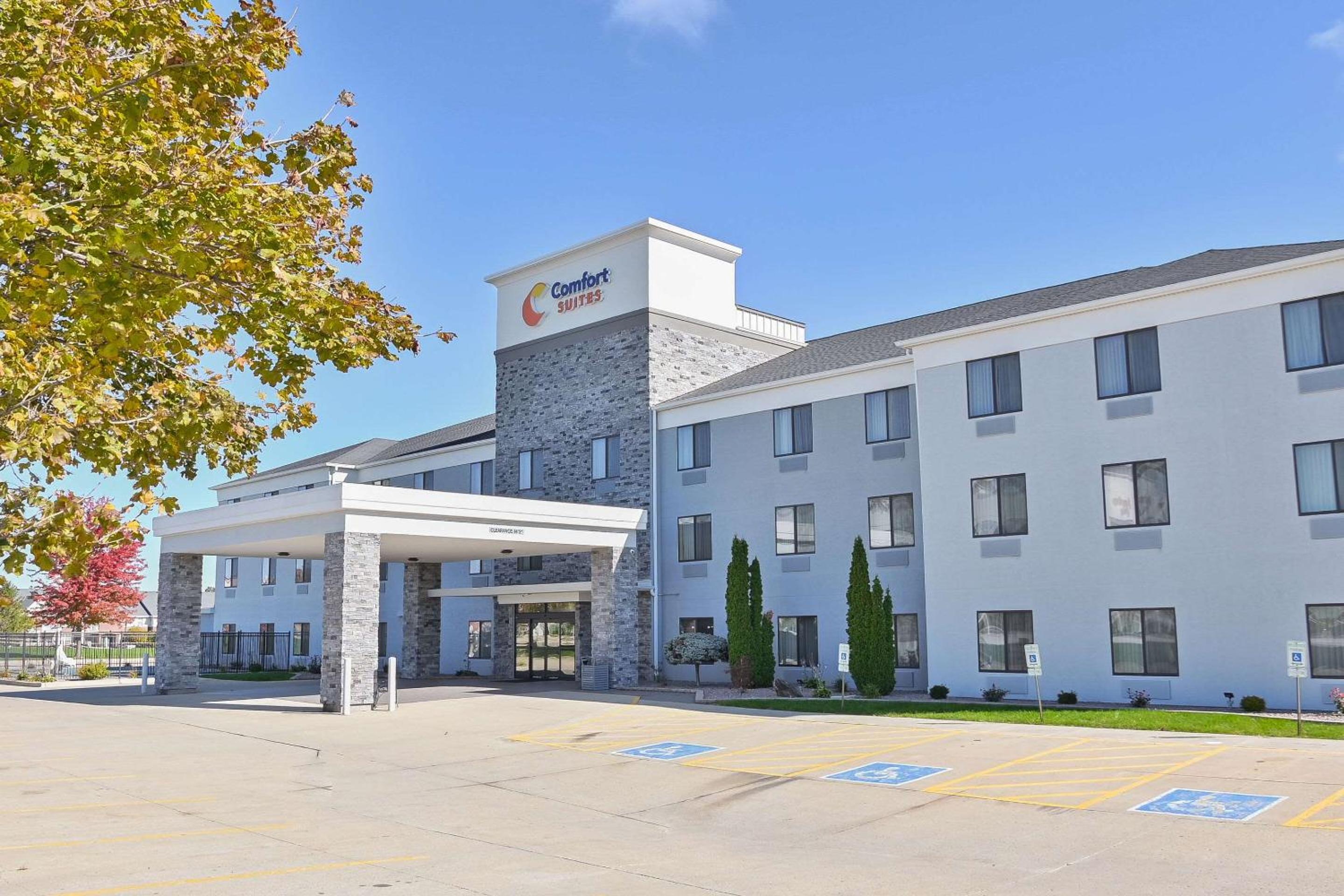 Comfort Suites Bloomington I-55 and I-74 view 3