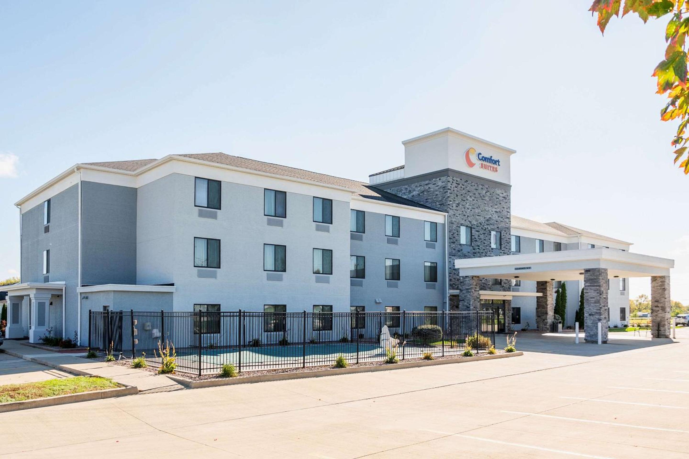Comfort Suites Bloomington I-55 and I-74 view 4