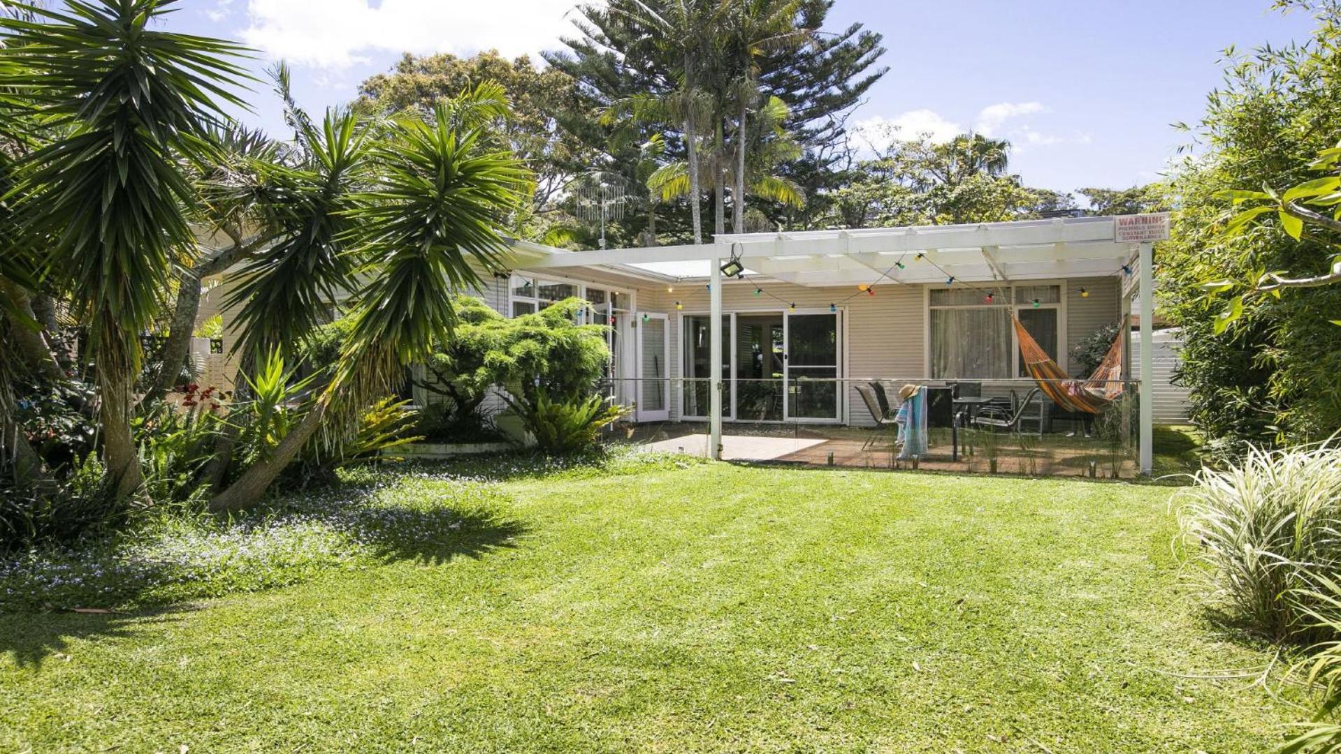 Wisteria Cottage on the Lagoon/Beach