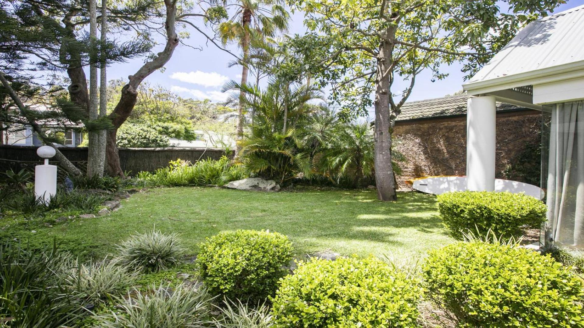 Wisteria Cottage on the Lagoon/Beach