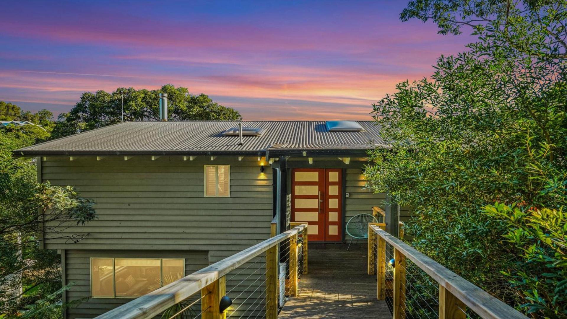 Sublime Beach Getaway, Spacious Balcony with BBQ