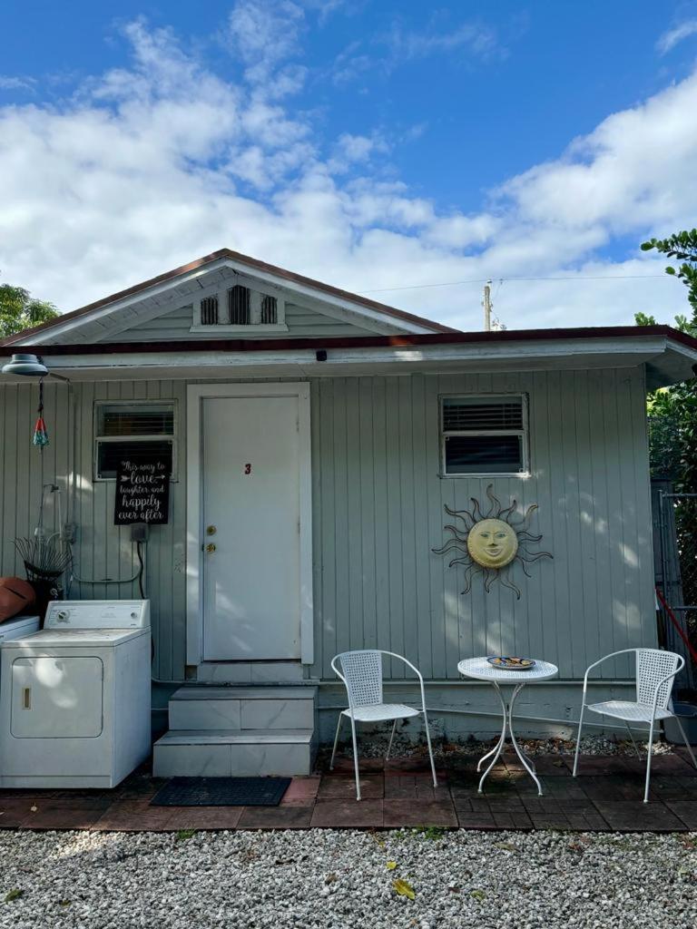 Quiet & Centrally located House - PRIVATE PARKING, LAUNDRY AND STORAGE FOR LUGGAGE