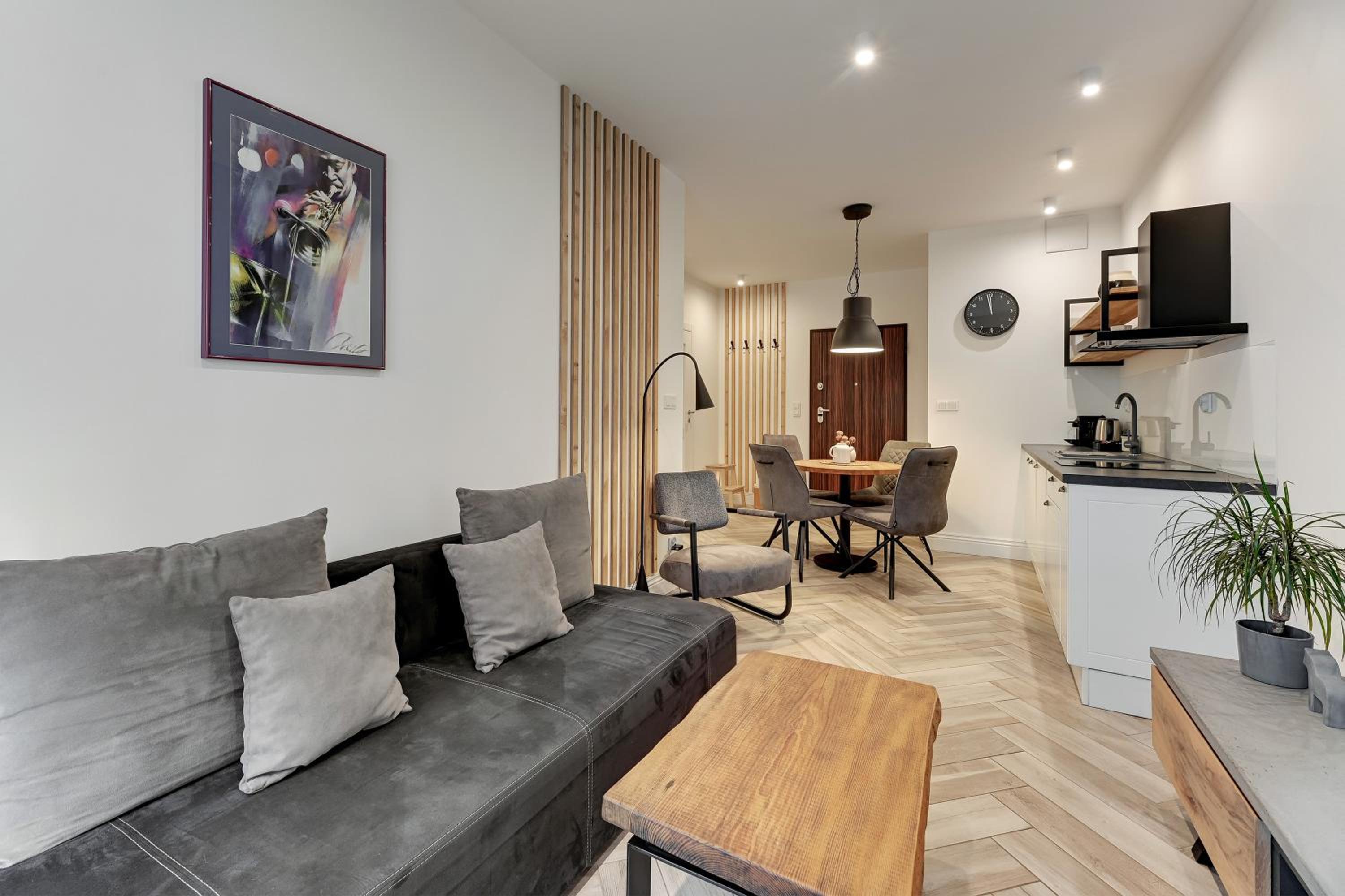 Aura III Apartments & Free Parking by Downtown Apartments