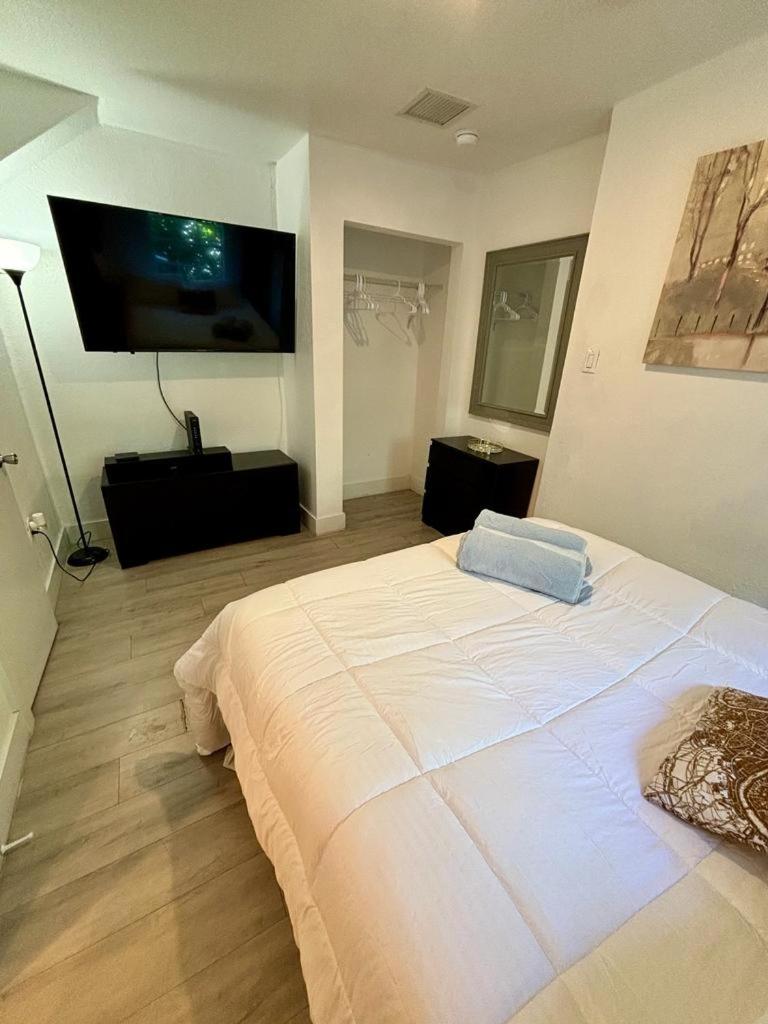 Quiet & Centrally located House - PRIVATE PARKING, LAUNDRY AND STORAGE FOR LUGGAGE
