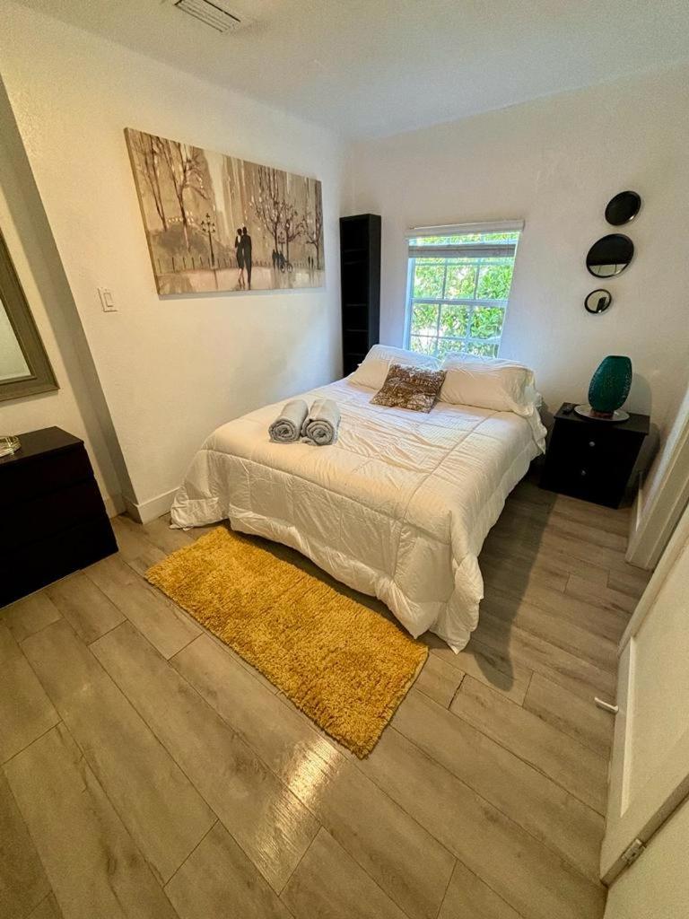 Quiet & Centrally located House - PRIVATE PARKING, LAUNDRY AND STORAGE FOR LUGGAGE