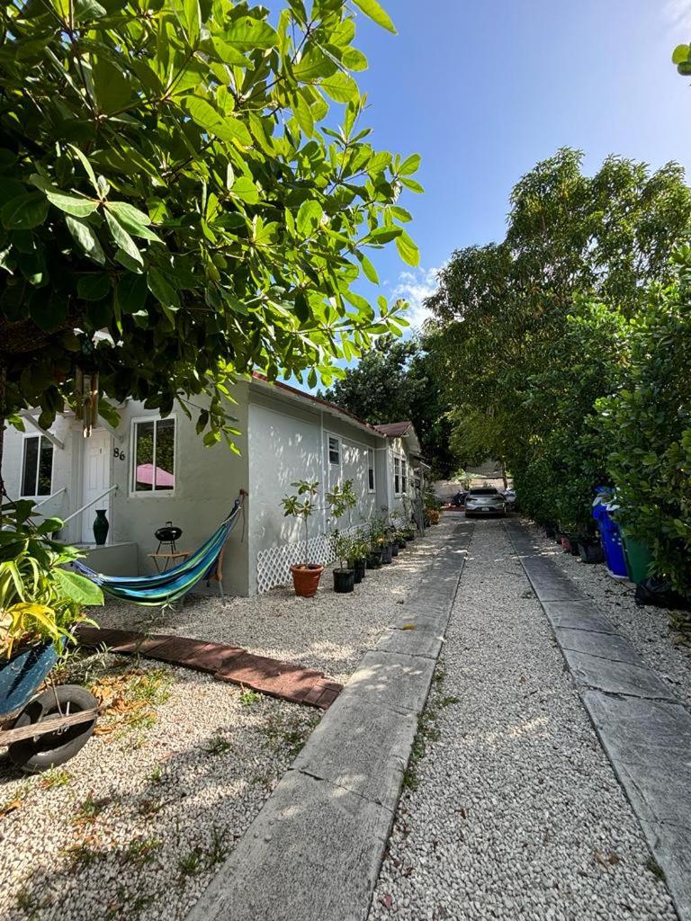 Quiet & Centrally located House - PRIVATE PARKING, LAUNDRY AND STORAGE FOR LUGGAGE