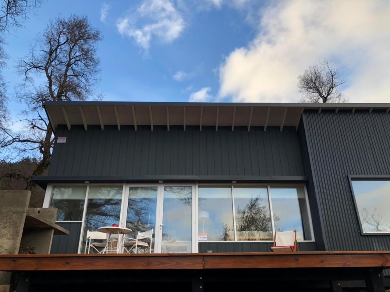 Moderna casa en el bosque