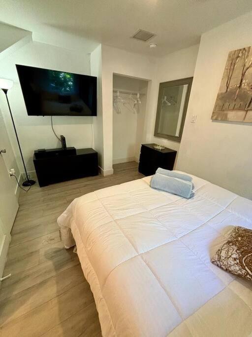 Quiet & Centrally located House - PRIVATE PARKING, LAUNDRY AND STORAGE FOR LUGGAGE