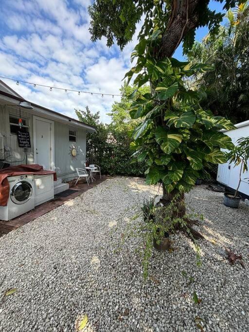 Quiet & Centrally located House - PRIVATE PARKING, LAUNDRY AND STORAGE FOR LUGGAGE