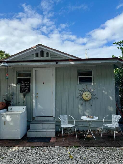 Quiet & Centrally located House - PRIVATE PARKING, LAUNDRY AND STORAGE FOR LUGGAGE