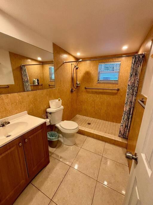 Quiet & Centrally located House - PRIVATE PARKING, LAUNDRY AND STORAGE FOR LUGGAGE