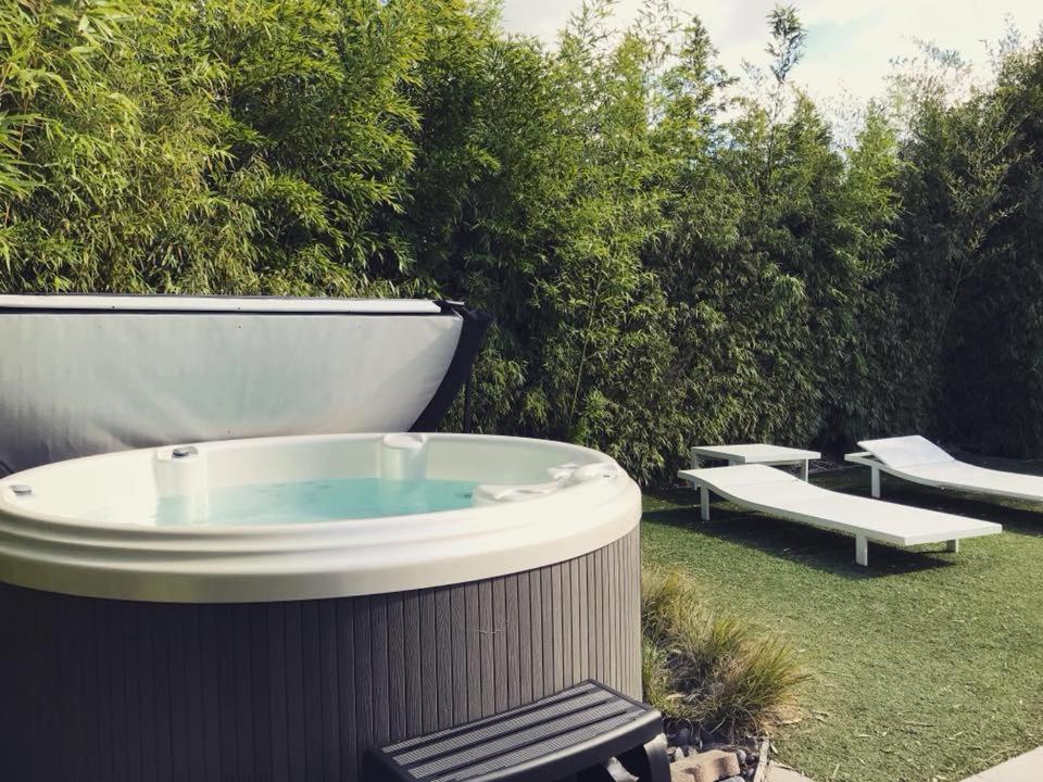 SeaNooz - Wellness overnachting met privé bioscoop aan een meer