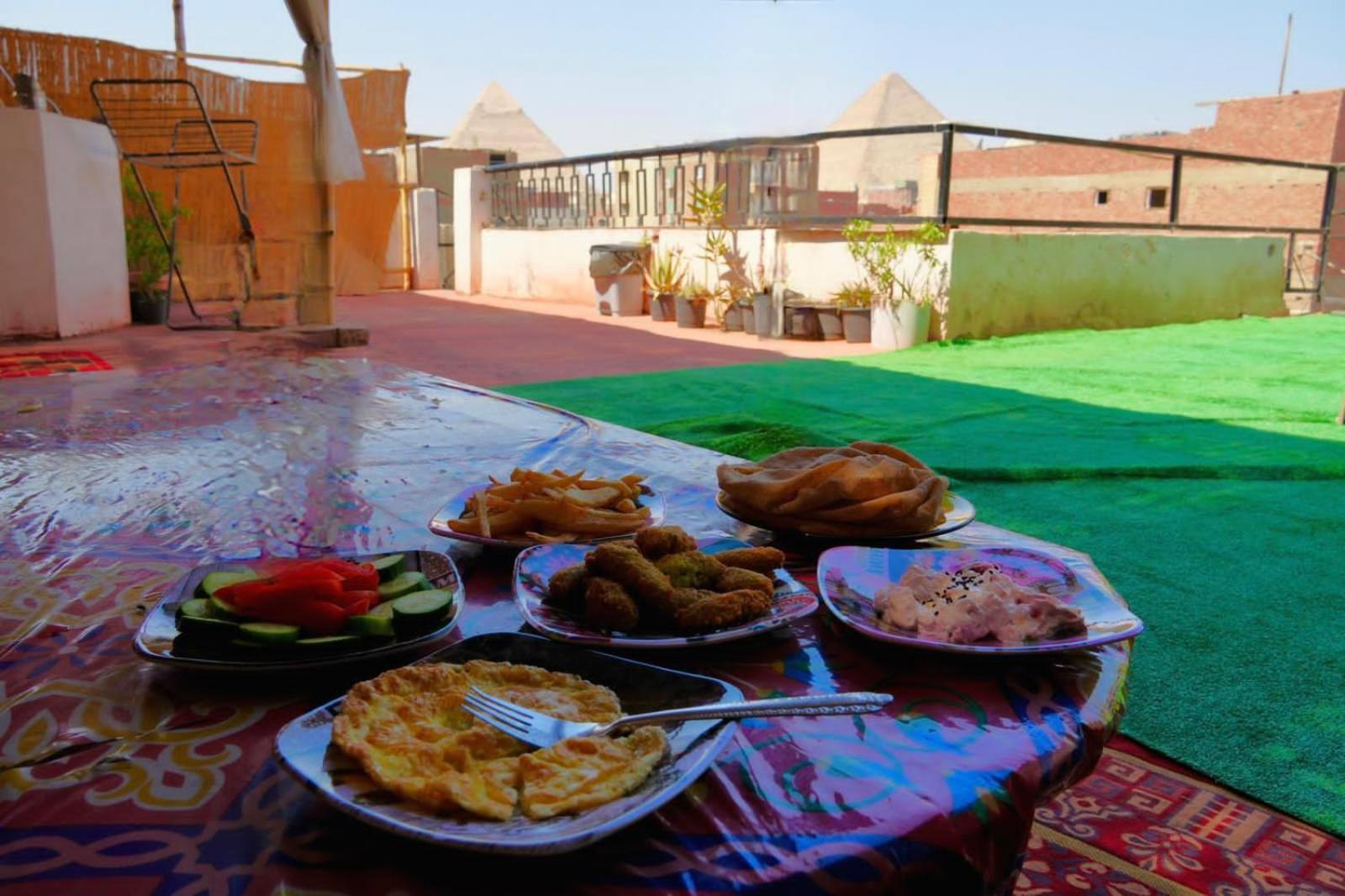 2 Jana Pyramids view inn
