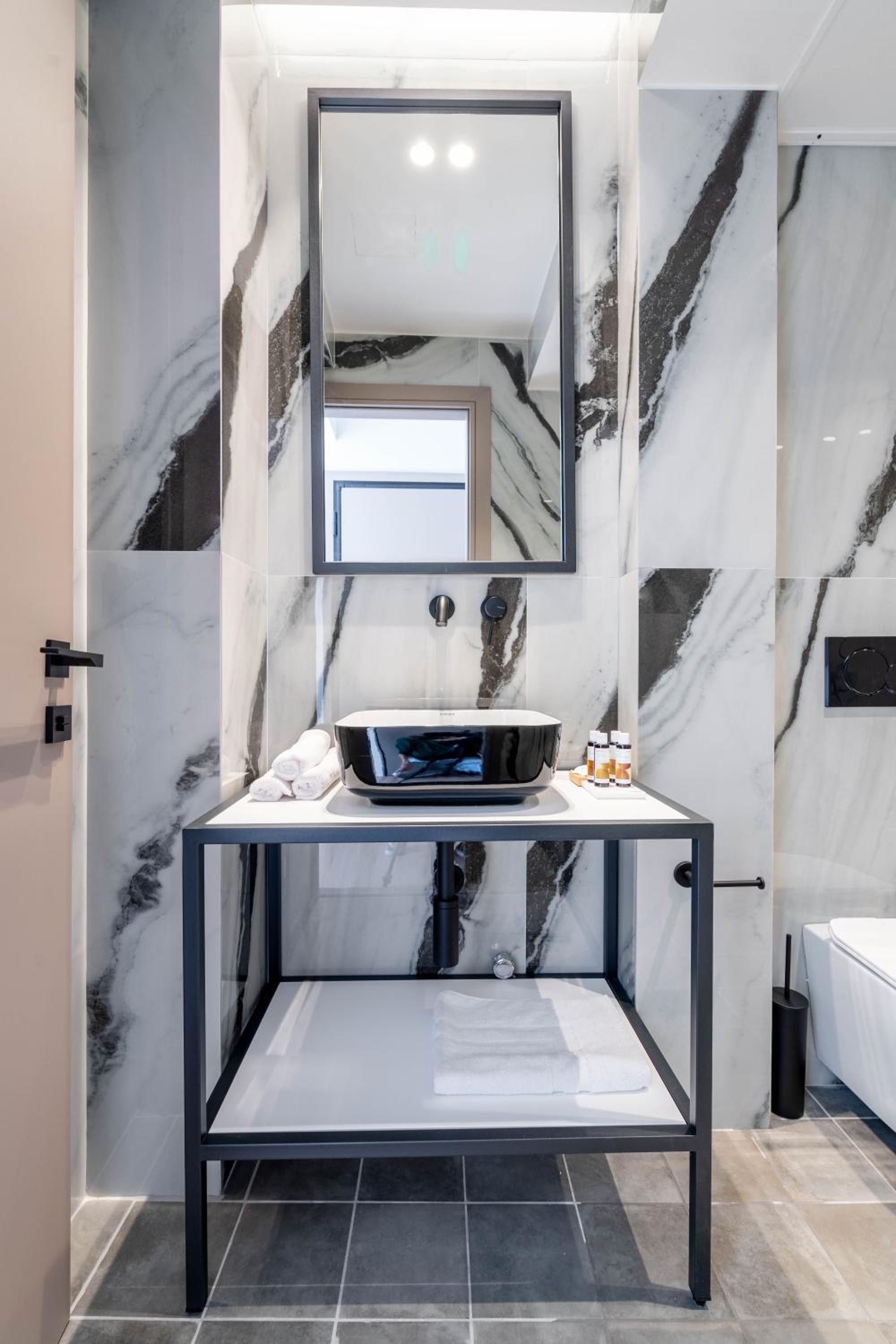ERMOU 40 SUITES