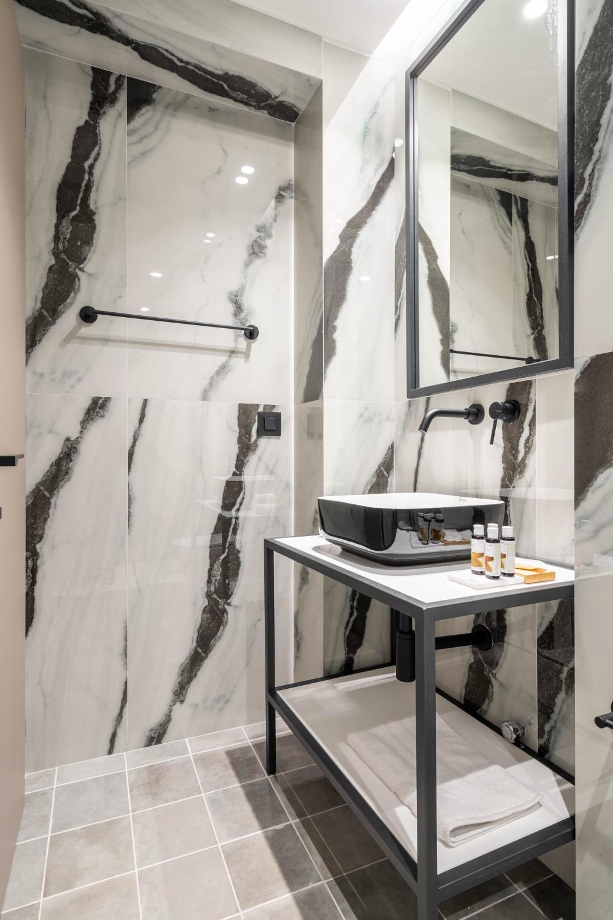 ERMOU 40 SUITES