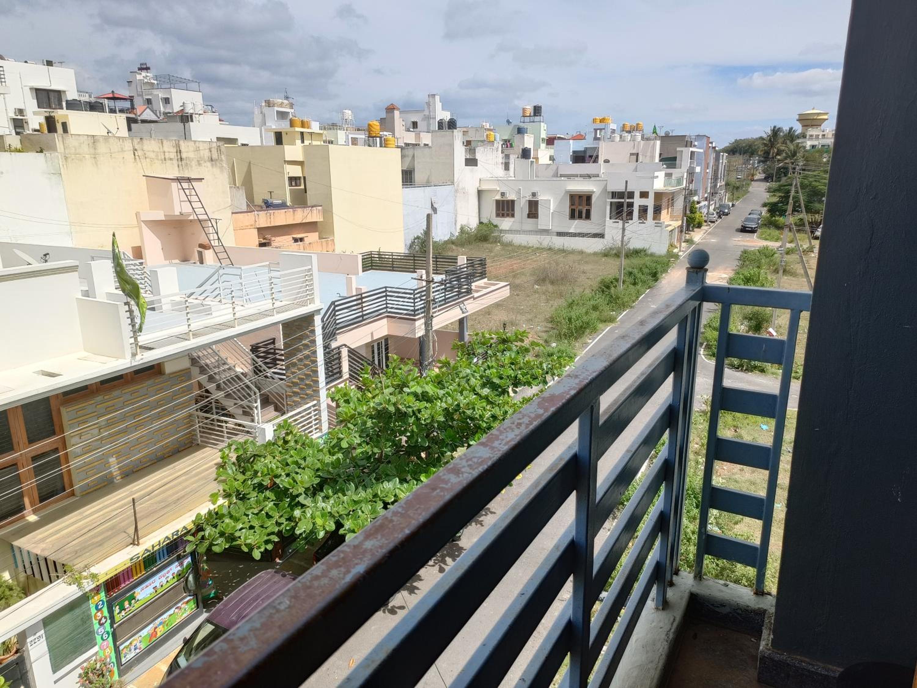 Sahara penthouse family, Stay