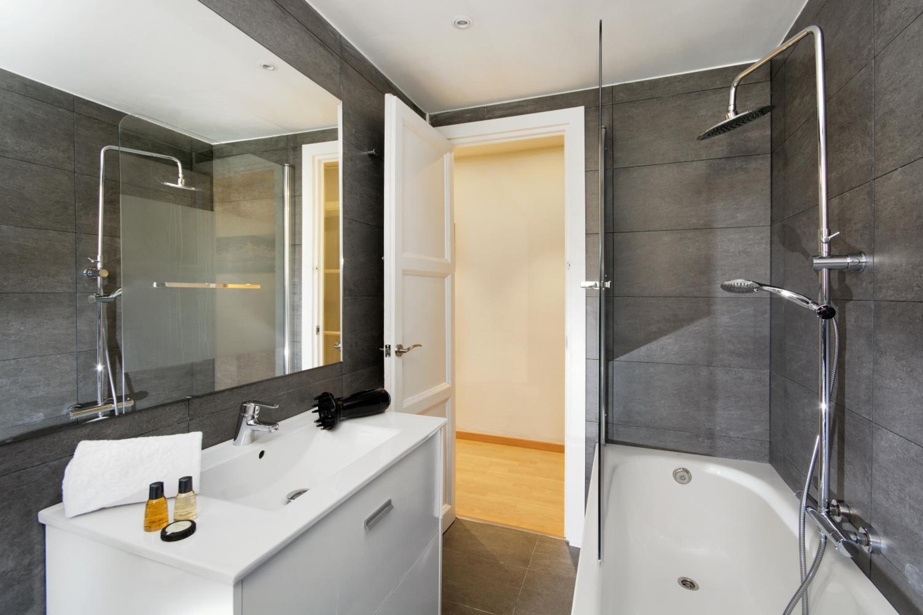 Eixample Building Apartments by Mercedes Heritage