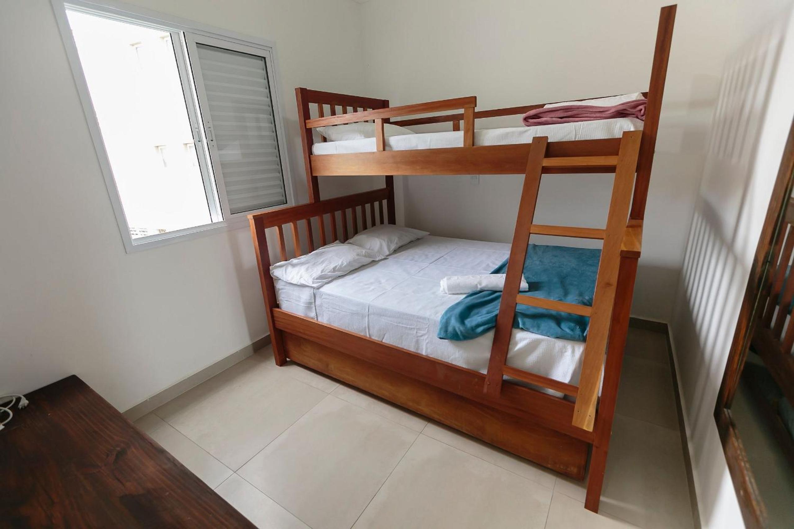 RJI - Apartamentos próximos da praia de Itaguá