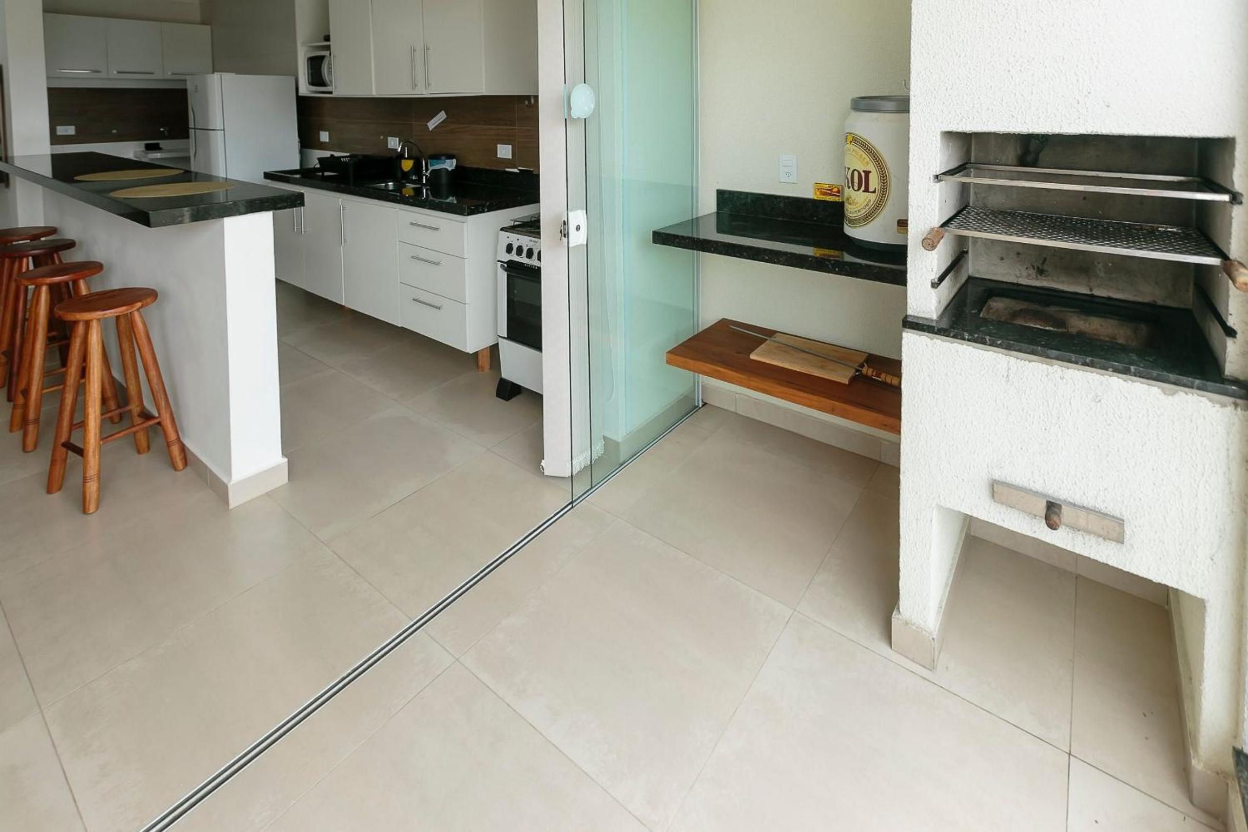 RJI - Apartamentos próximos da praia de Itaguá