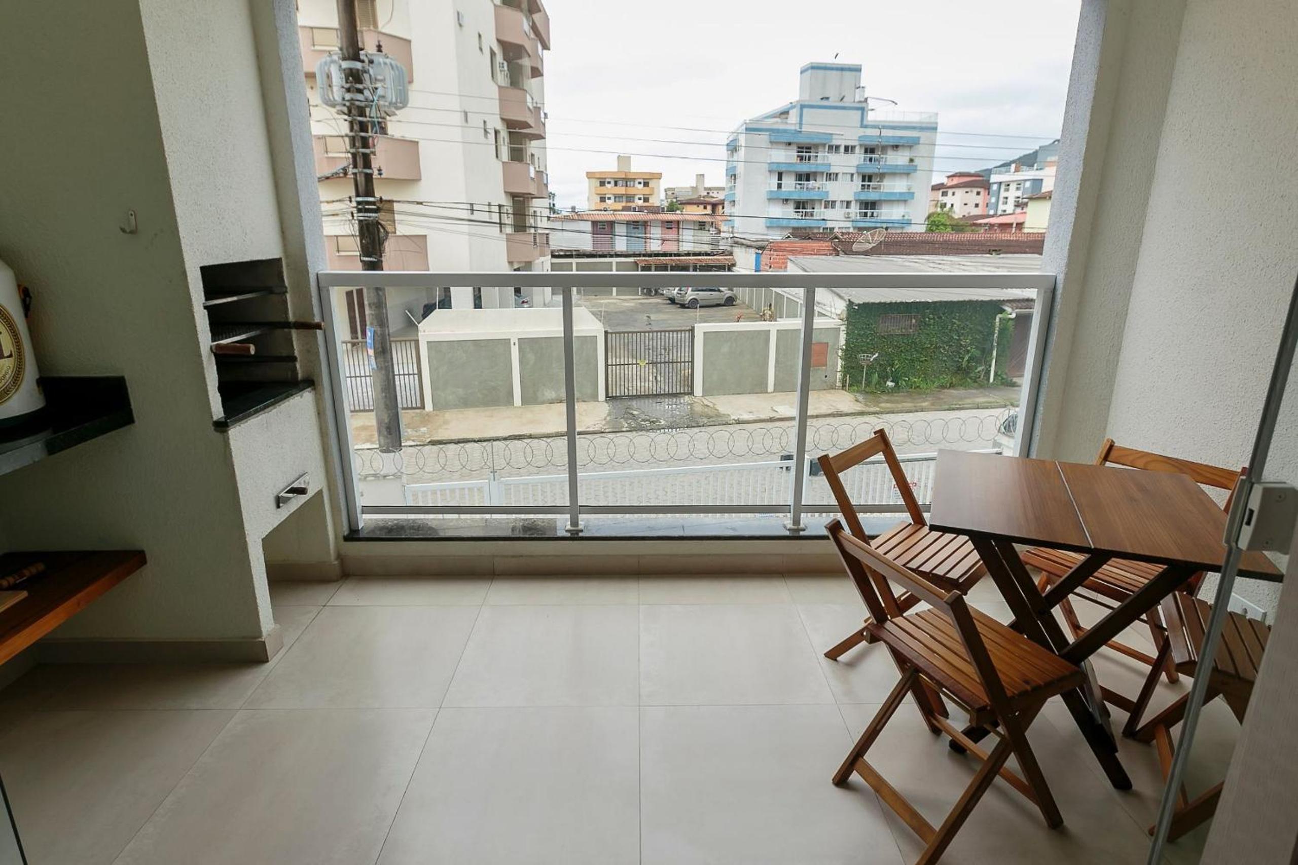RJI - Apartamentos próximos da praia de Itaguá