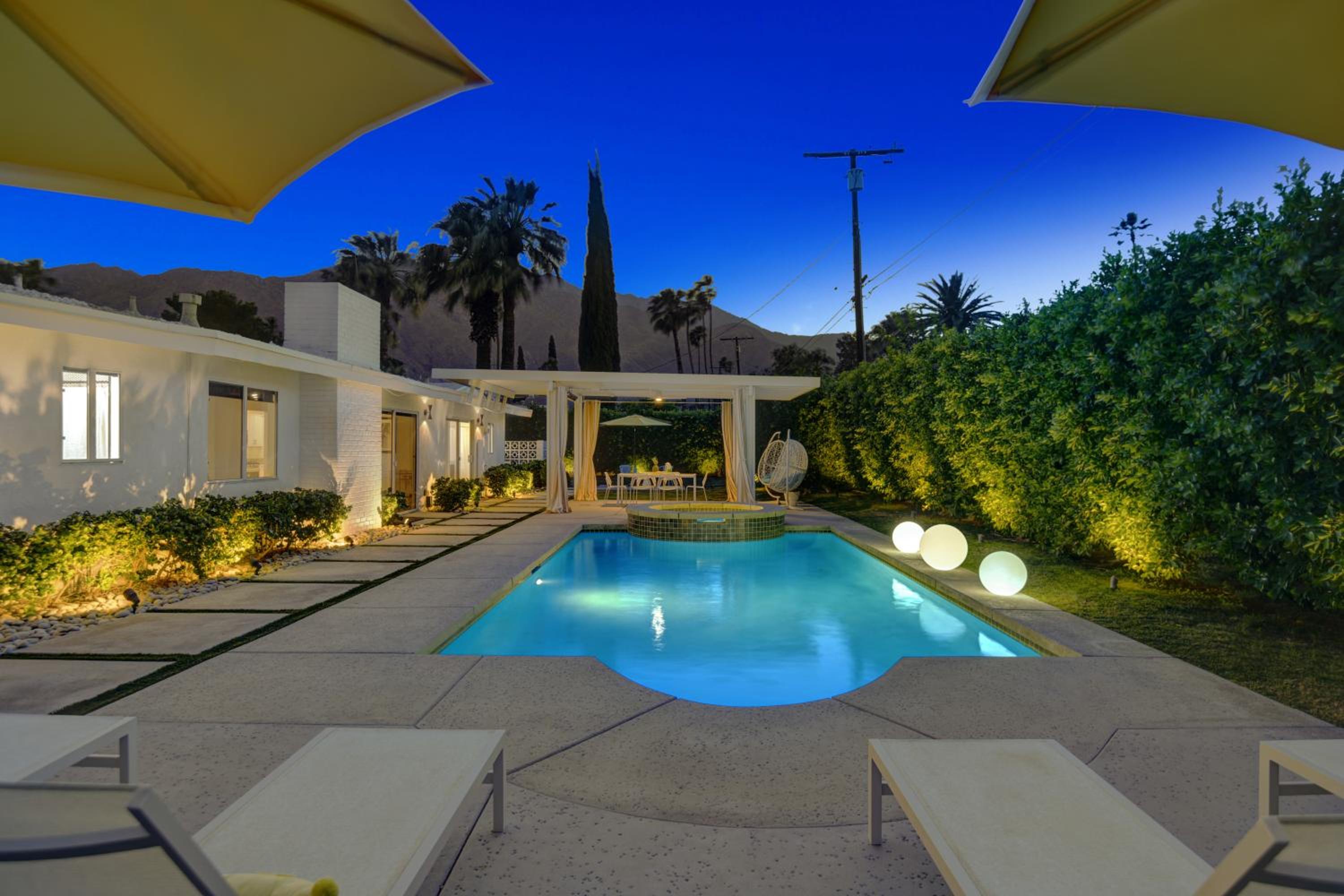 Ultra-Chic, Mid-century- Resort Style Pool, Spa & Fire Pit 2BD/2BTH in Movie Colony view 4