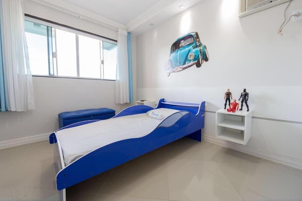 Casa em condomínio com piscina e churrasqueira