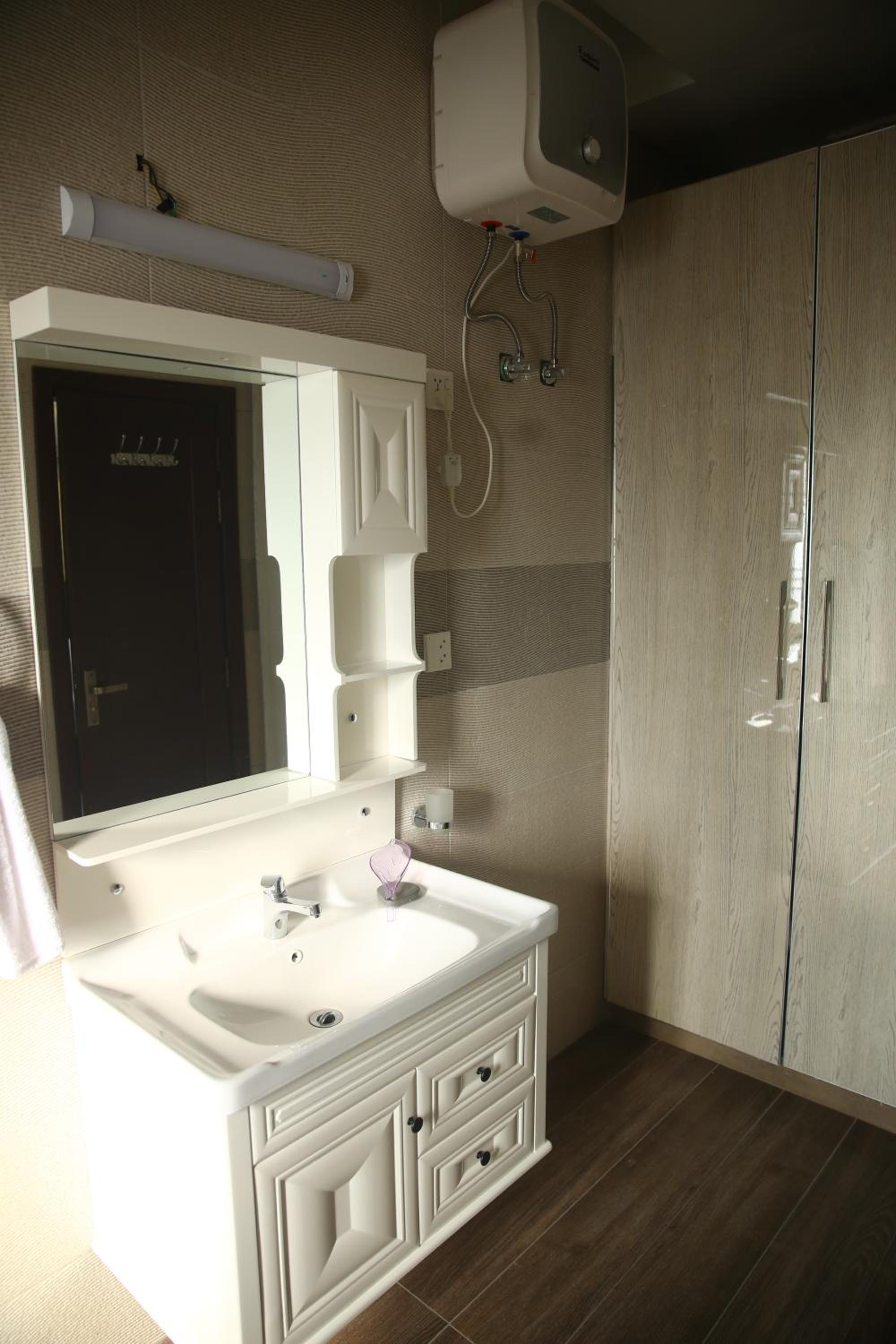 Gulberg Suites