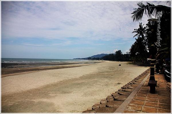 Homestay Pantai Batu Hitam Kuantan view 2