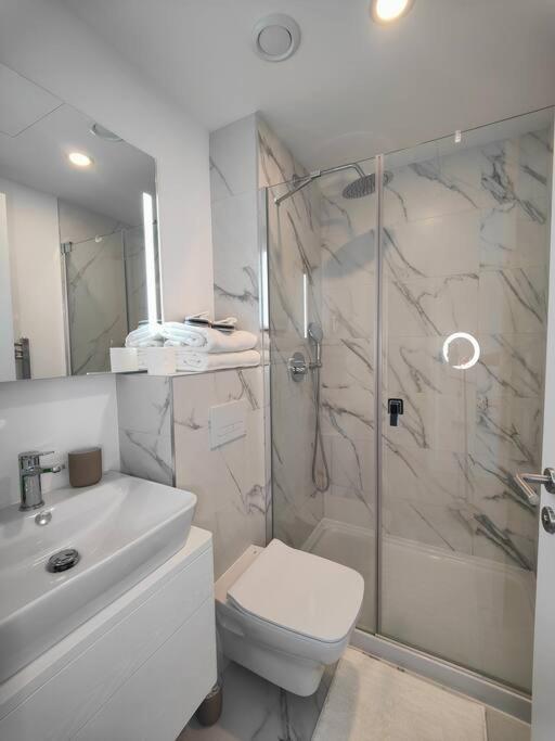 Luxury Apartment/High Floor/Stunning Views/Parking view 3