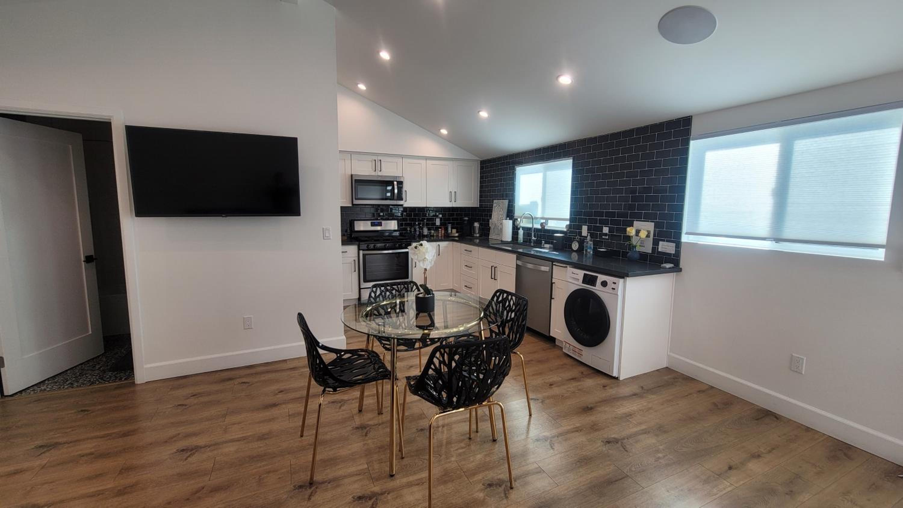 Los Angeles Vacations - Gated private house with own parking Sherman Oaks - Property Image 10