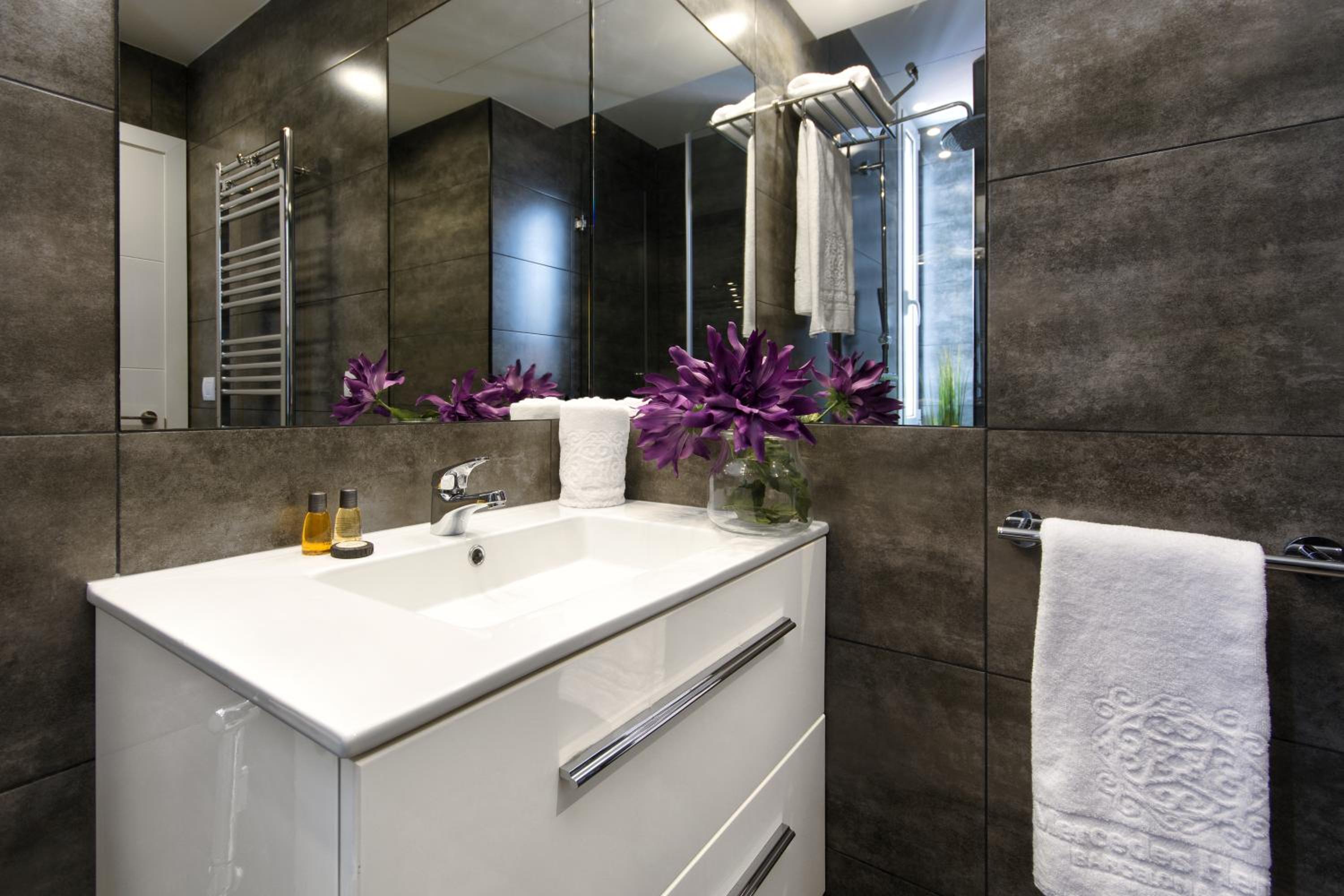 Eixample Building Apartments by Mercedes Heritage