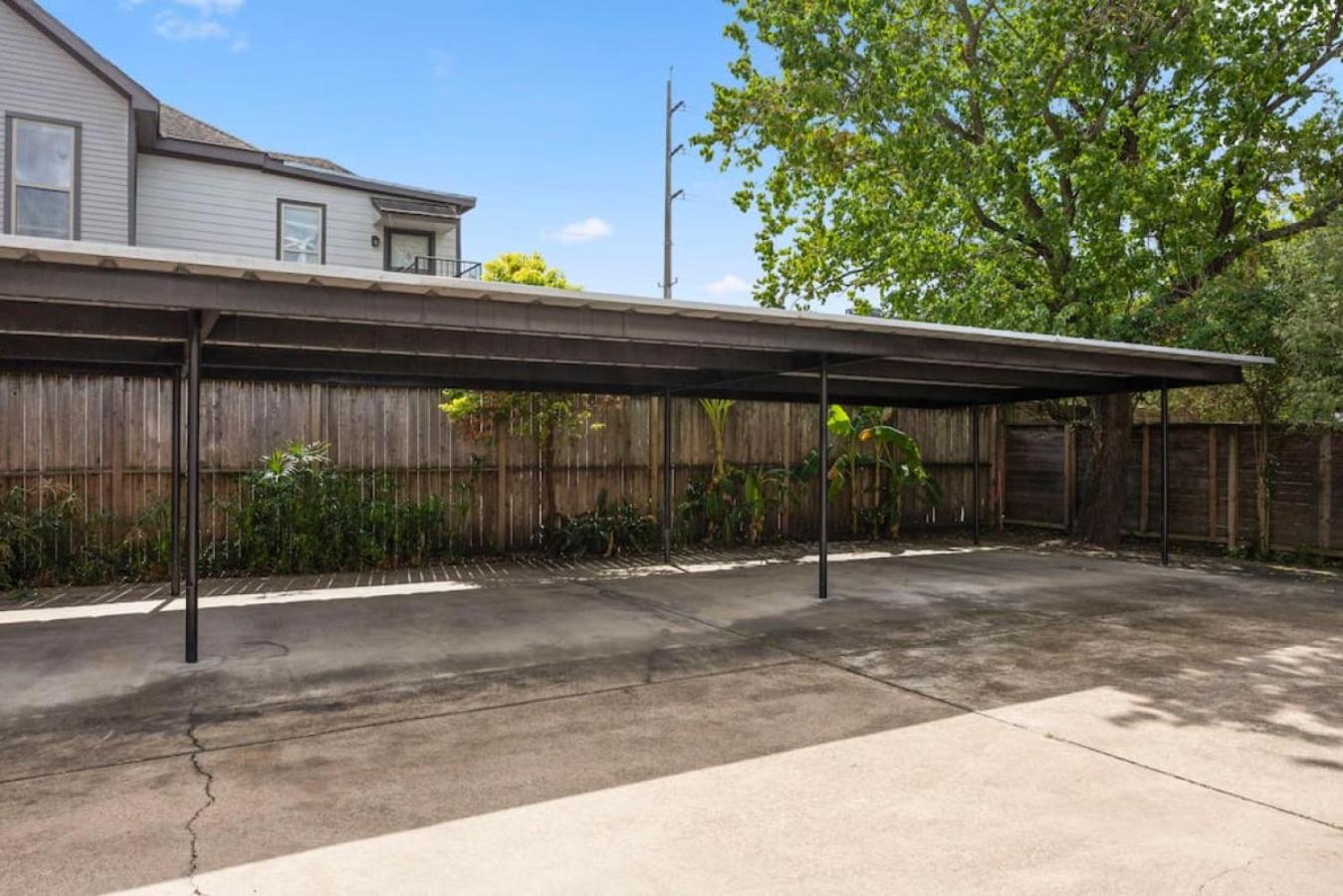 Modern Montrose Townhome Sleeps 10 Walk to Dining & Downtown