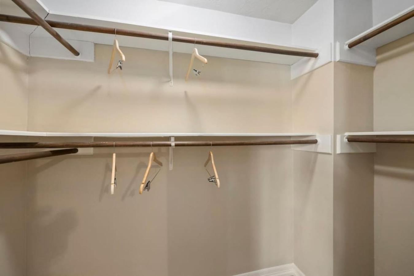 Modern Montrose Townhome Sleeps 10 Walk to Dining & Downtown