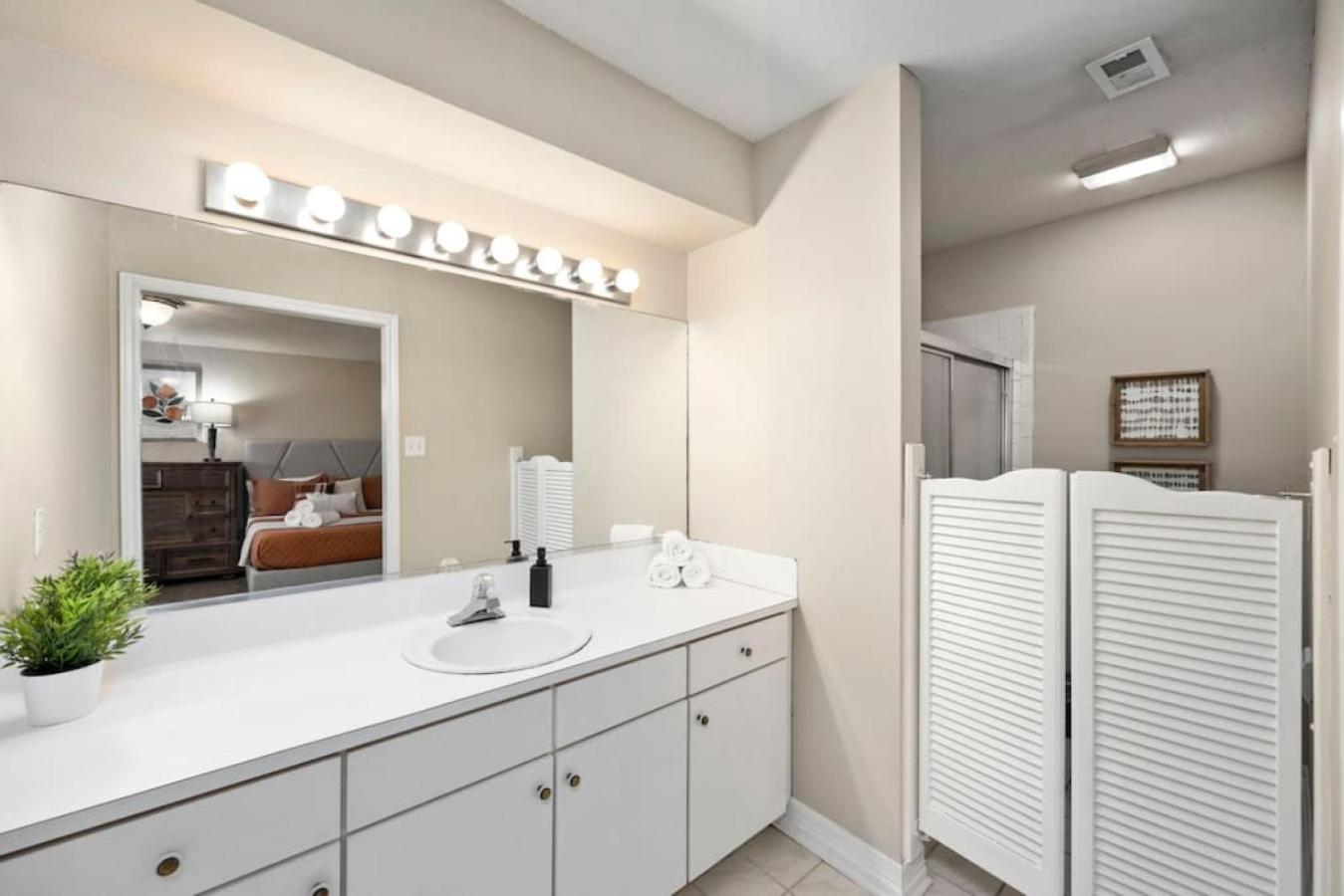 Modern Montrose Townhome Sleeps 10 Walk to Dining & Downtown