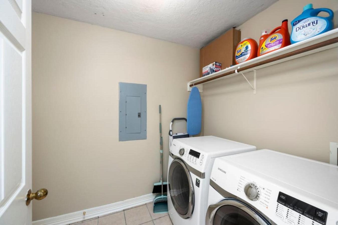 Modern Montrose Townhome Sleeps 10 Walk to Dining & Downtown