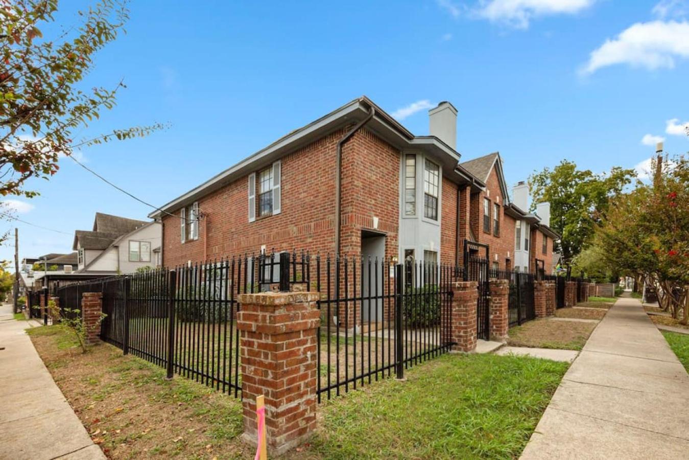 Modern Montrose Townhome Sleeps 10 Walk to Dining & Downtown