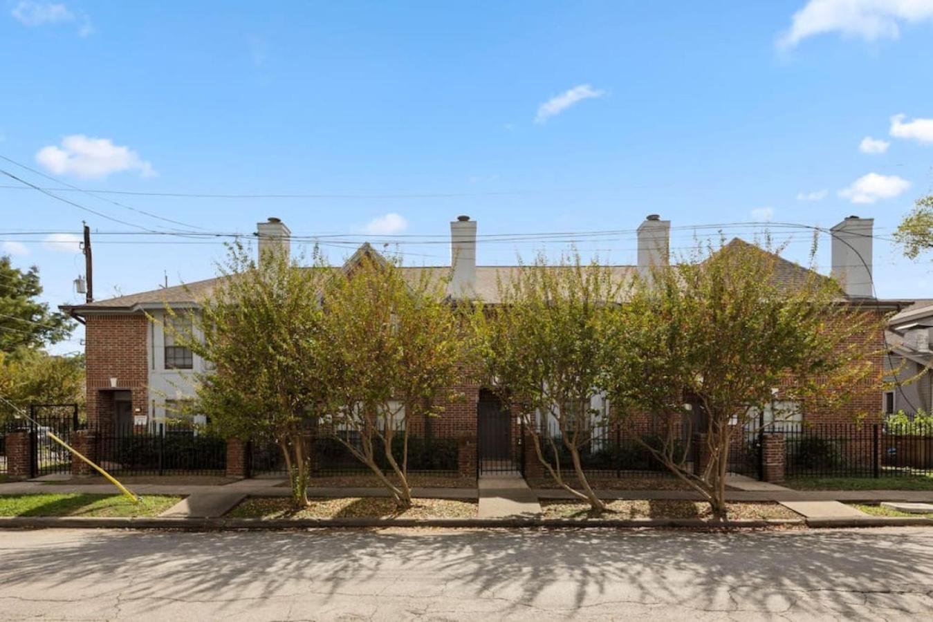 Modern Montrose Townhome Sleeps 10 Walk to Dining & Downtown