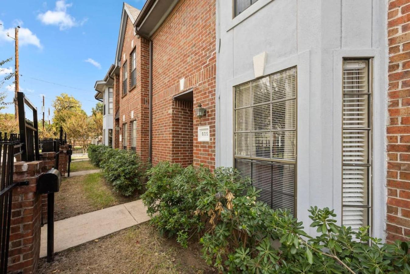 Modern Montrose Townhome Sleeps 10 Walk to Dining & Downtown