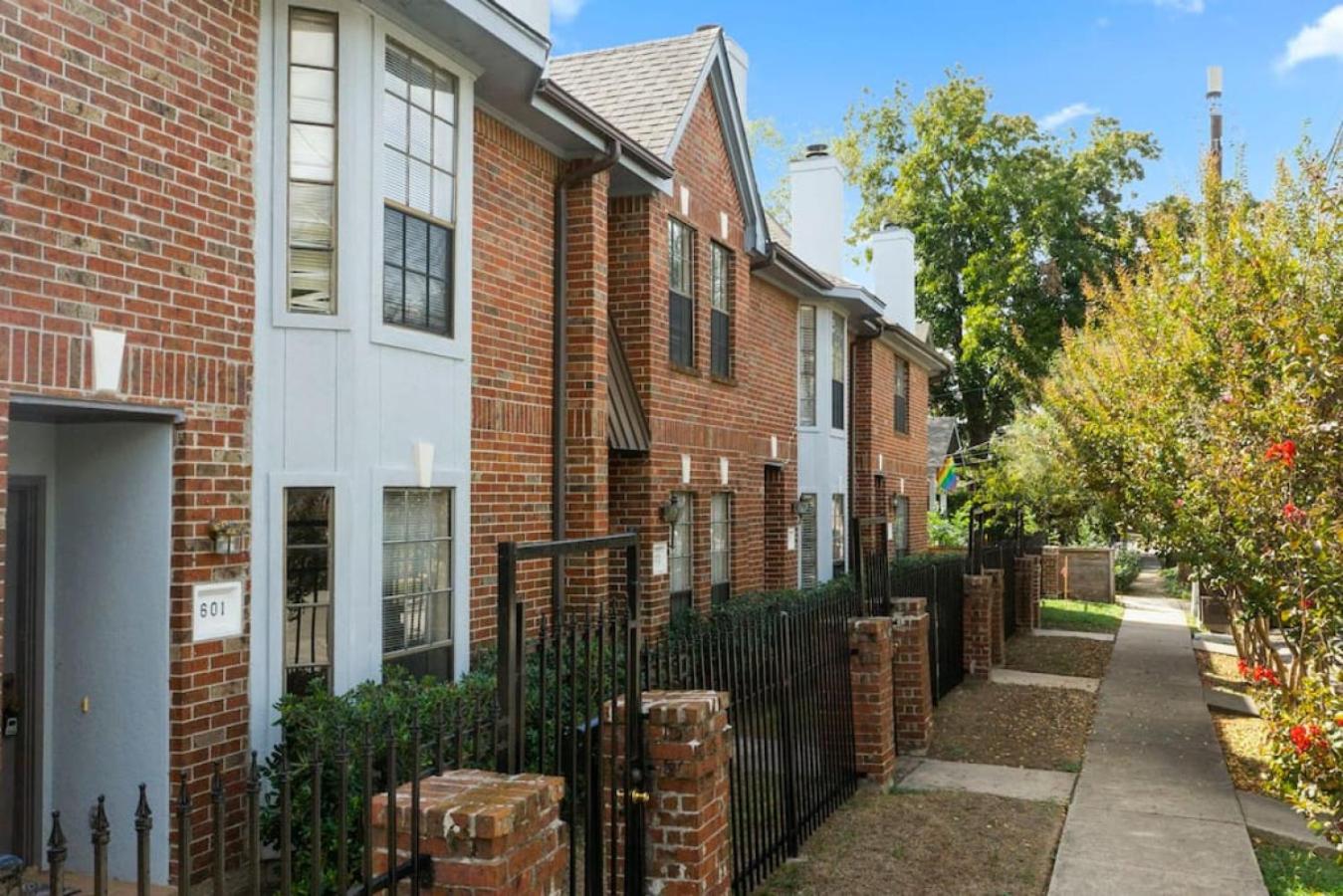 Modern Montrose Townhome Sleeps 10 Walk to Dining & Downtown