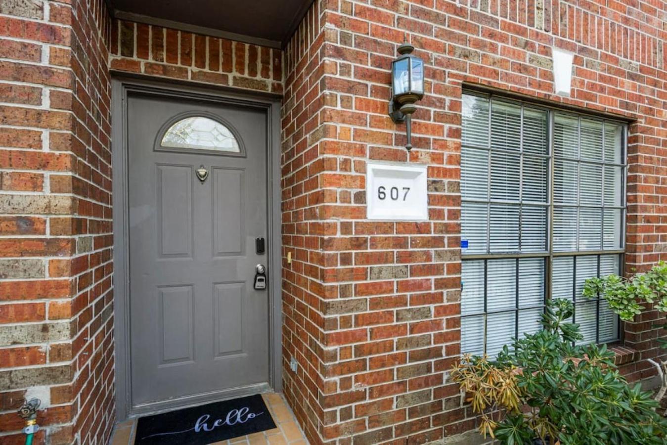 Modern Montrose 2BR Townhome Sleeps 10 with Gated Parking view 4