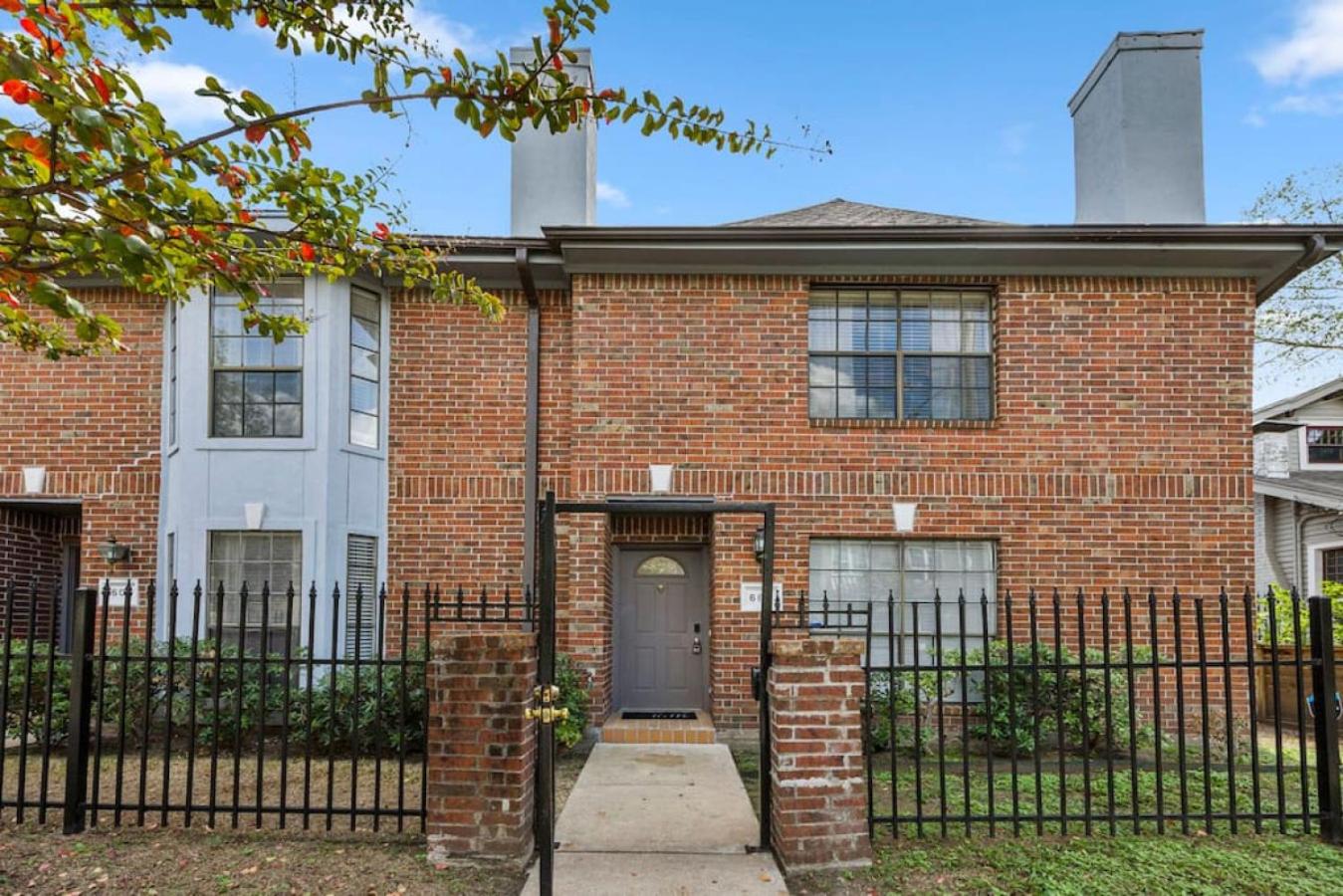 Modern Montrose 2BR Townhome Sleeps 10 with Gated Parking view 3