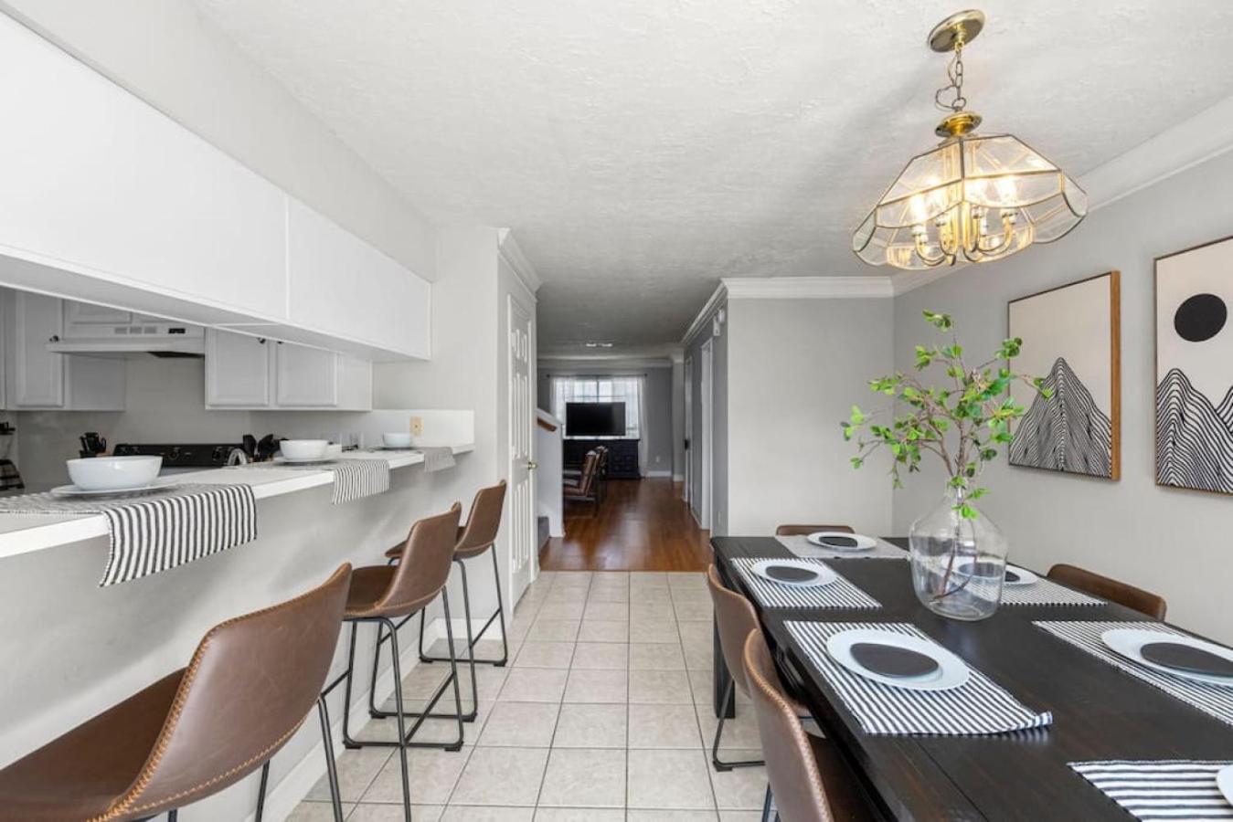 Montrose Dual Townhomes 4BR Sleeps 20 w 2 Kitchens & Parking
