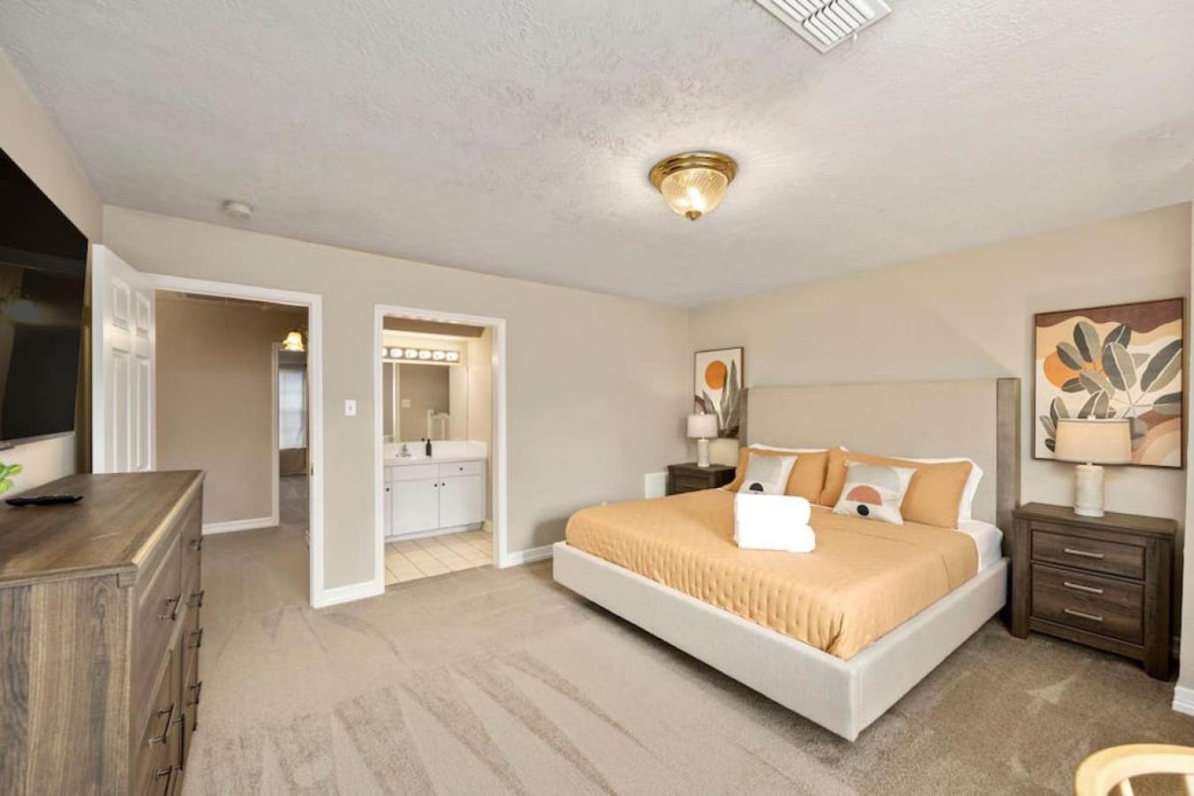 Montrose Dual Townhomes 4BR Sleeps 20 w 2 Kitchens & Parking