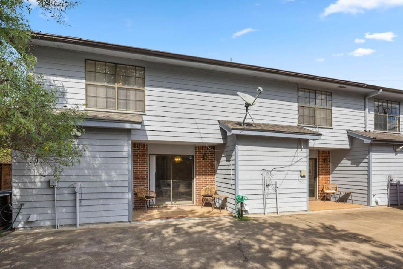 Montrose Dual Townhomes 4BR Sleeps 20 w 2 Kitchens & Parking