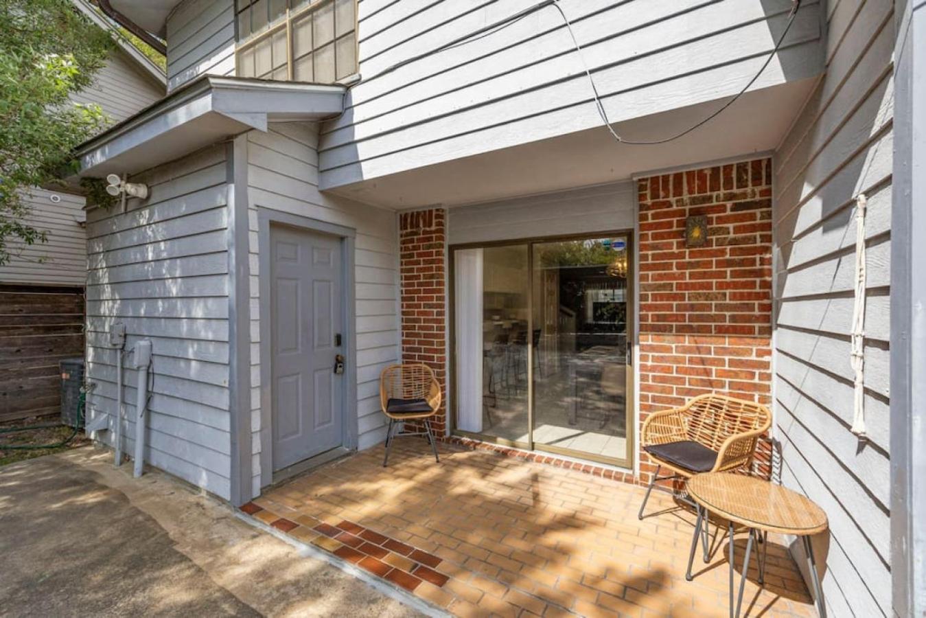 Montrose Dual Townhomes 4BR Sleeps 20 w 2 Kitchens & Parking