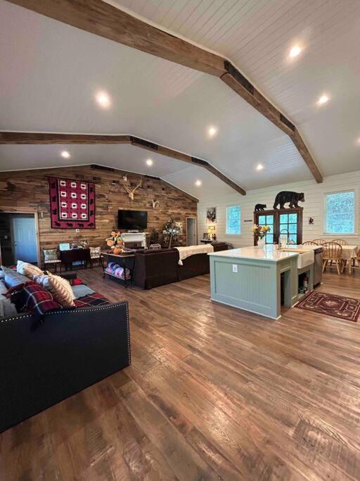New Waterfront Cabin, 62 Acre, King Beds, Fire pit, Hiking view 3