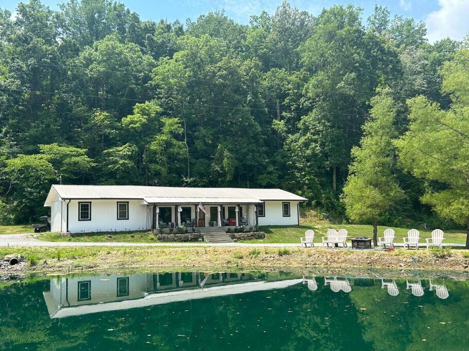 New Waterfront Cabin, 62 Acre, King Beds, Fire pit, Hiking view 4