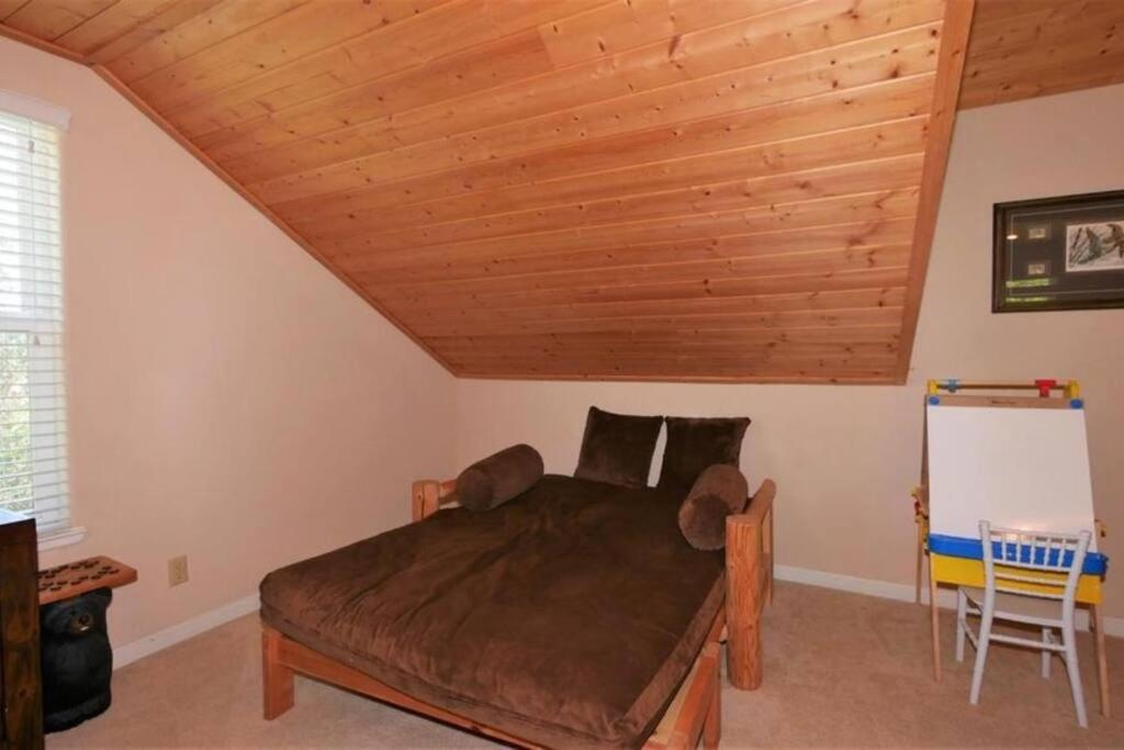 Spacious cabin with game room free WIFI & parking view 3