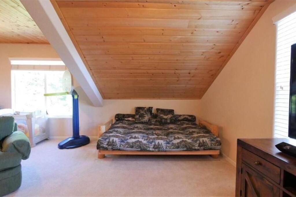 Spacious cabin with game room free WIFI & parking view 4